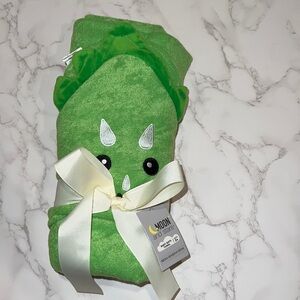 NWT Moon and Stars Dinosaur Bath Towel Children's Green Baby Bath 33” x 33”